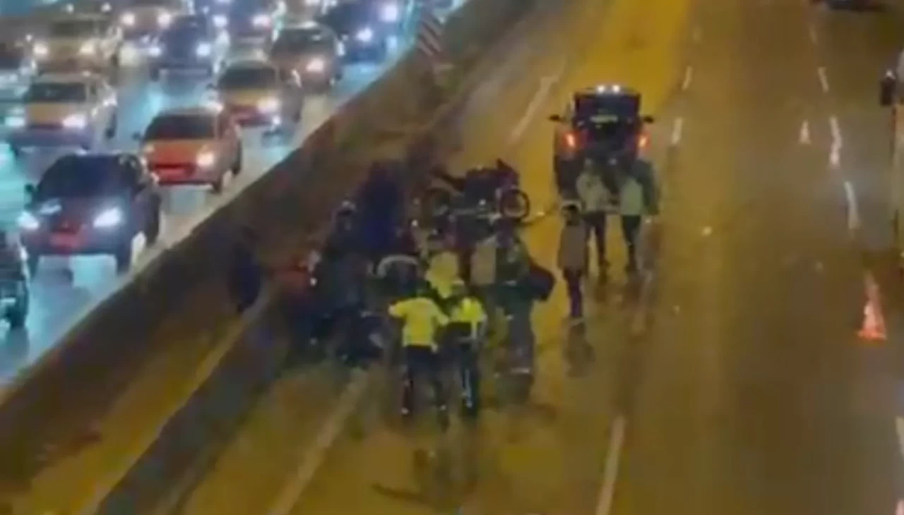 Maltepe D-100’de peş peşe kazalar: Trafik polisine motosiklet çarptı