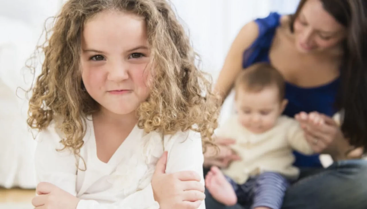 Yeni bebek geldi, büyük çocuk çileden çıktı! Peki bu kıskançlık nasıl yönetilir?