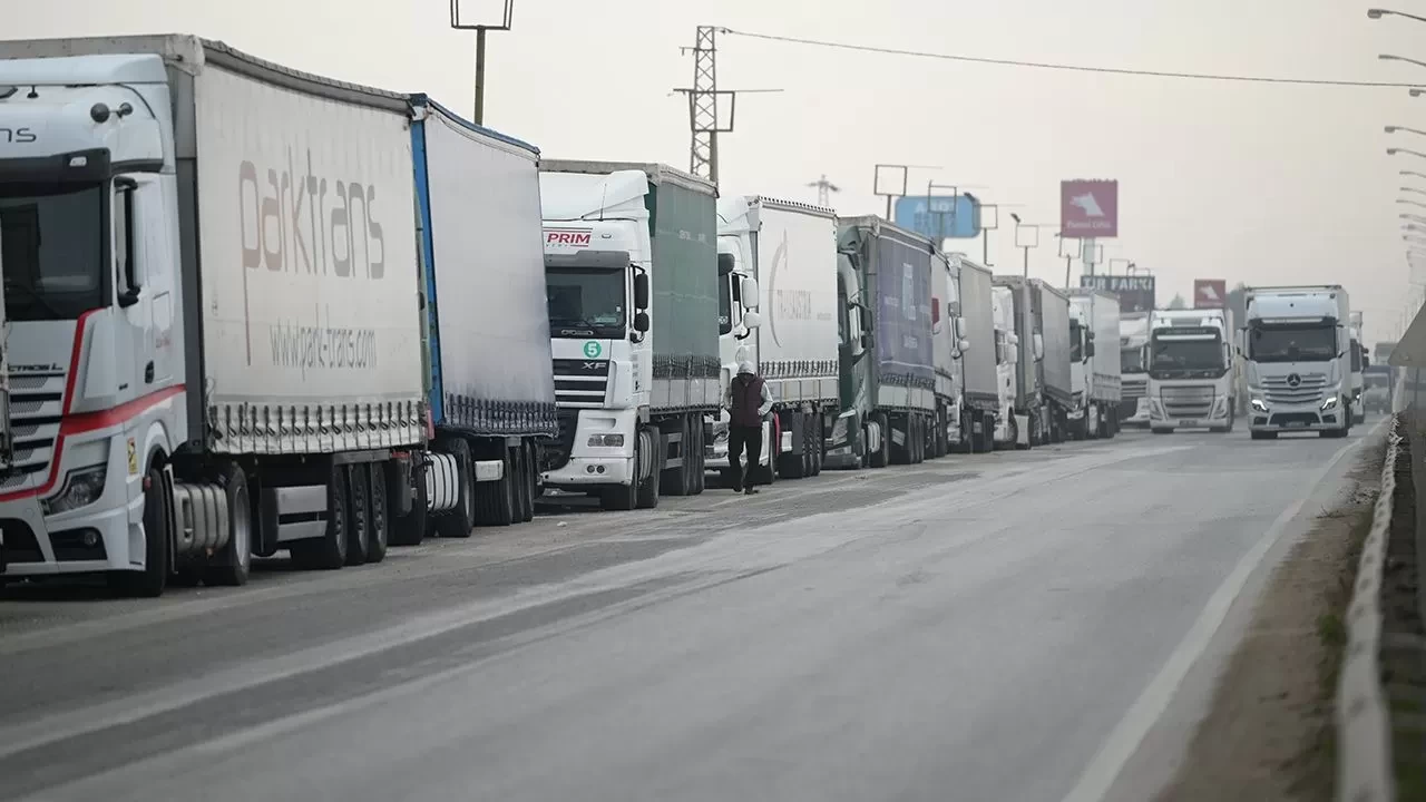 Kapıkule'deki tır kuyruğu sorunu Valiliğin "gurbetçi otoparkı"nı açmasıyla çözüldü