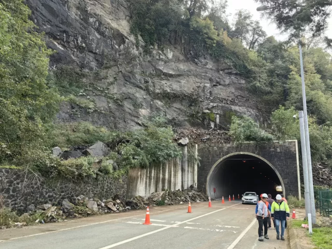 Artvin'de Sarp Sınır Kapısı yolunda heyelan