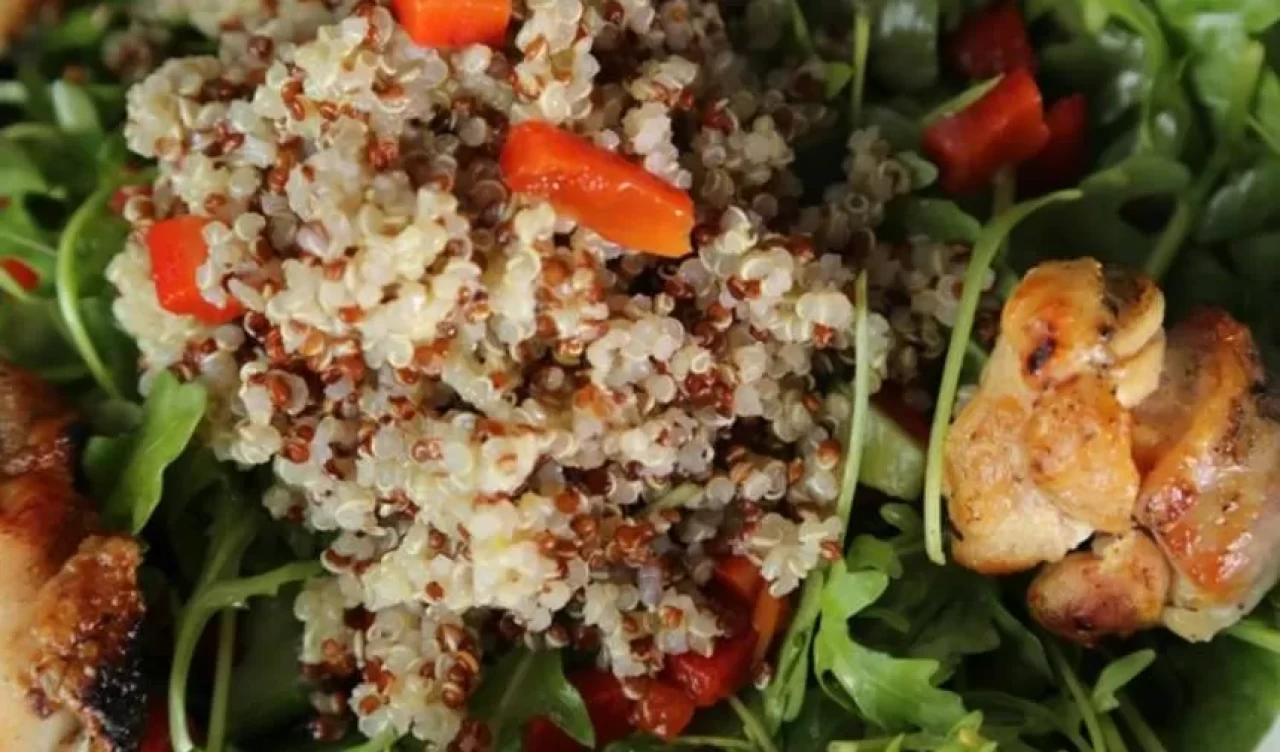 Protein deposu tavuklu kinoalı salata