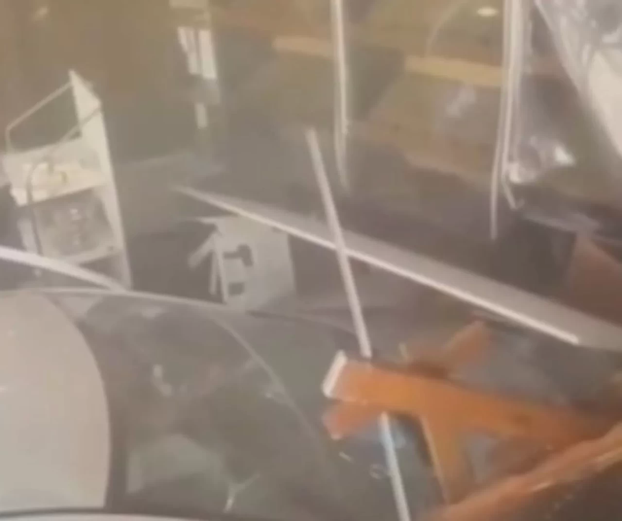 Edirne’de otomobil ekmek fırınına daldı! 4 kişi yaralandı