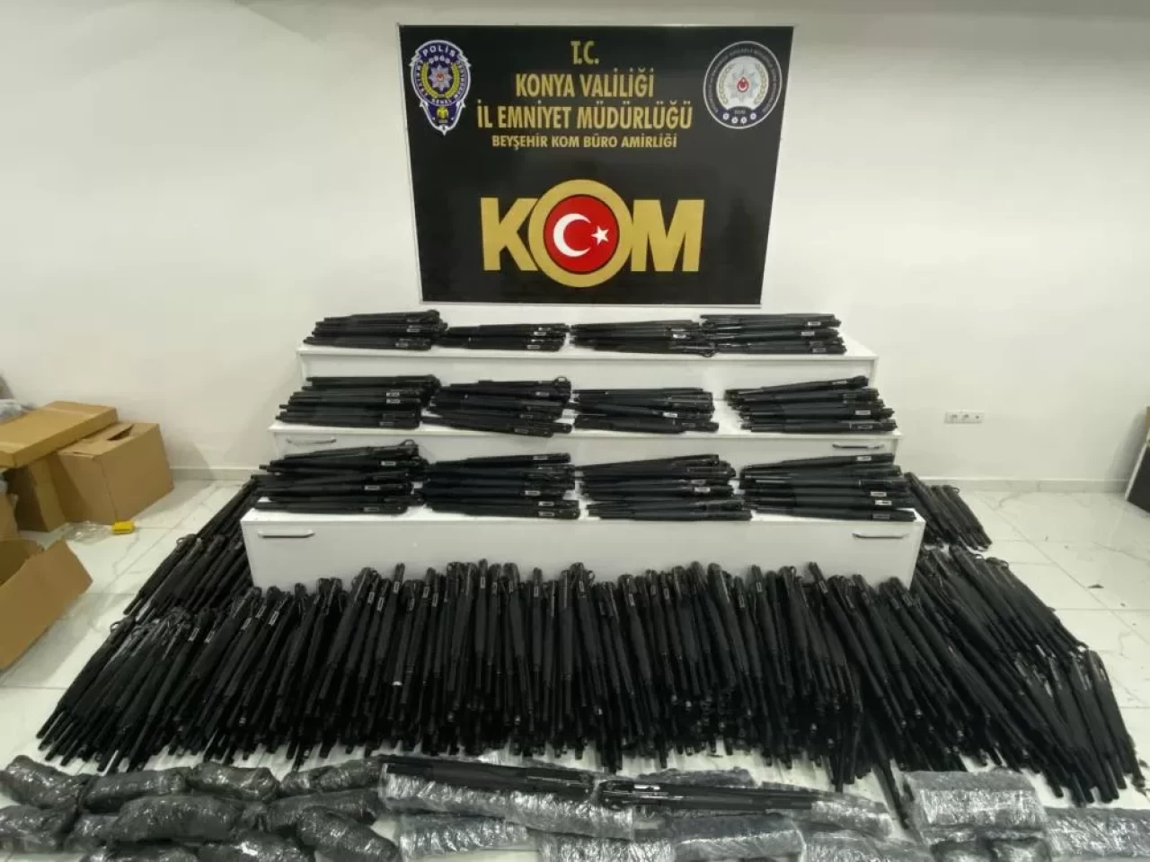 Konya’da kaçak silah operasyonu: Yüzlerce silah ve parça ele geçirildi