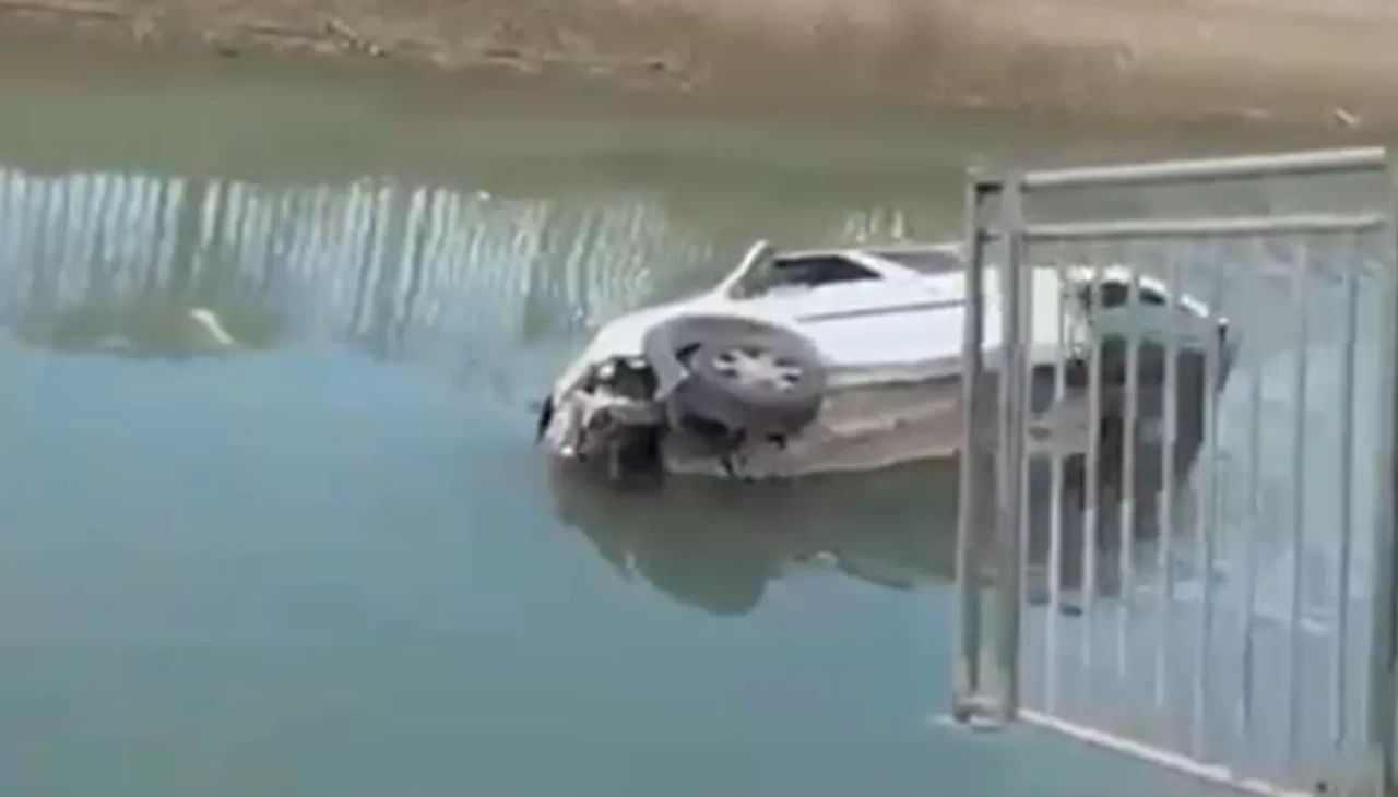 Adana’da hafif ticari araç sulama kanalına düştü: Kaza kameralarda