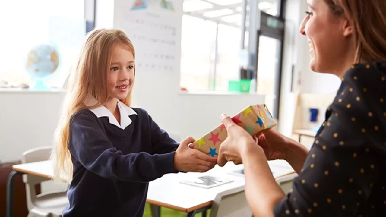 24 Kasım 2025 Öğretmenler Günü’nde öğretmene ne hediye alınır?