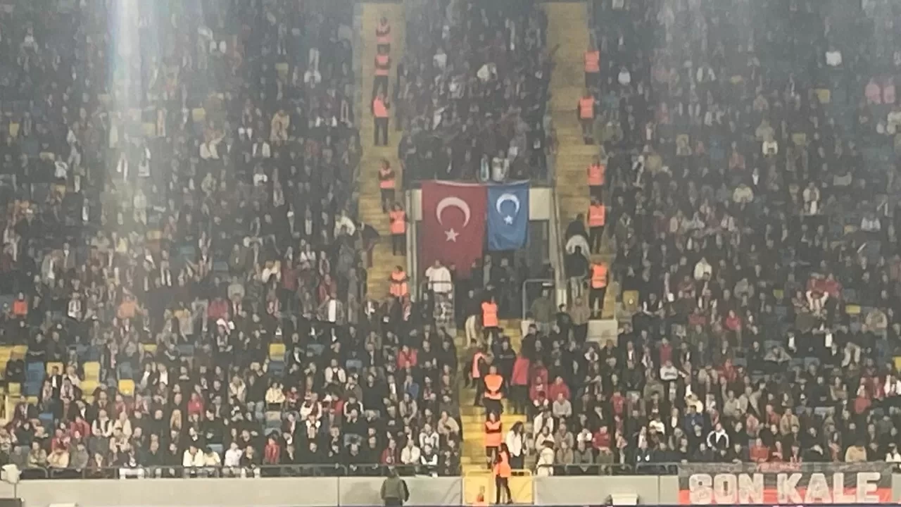 Gençlerbirliği taraftarlarından Doğu Türkistan’a destek