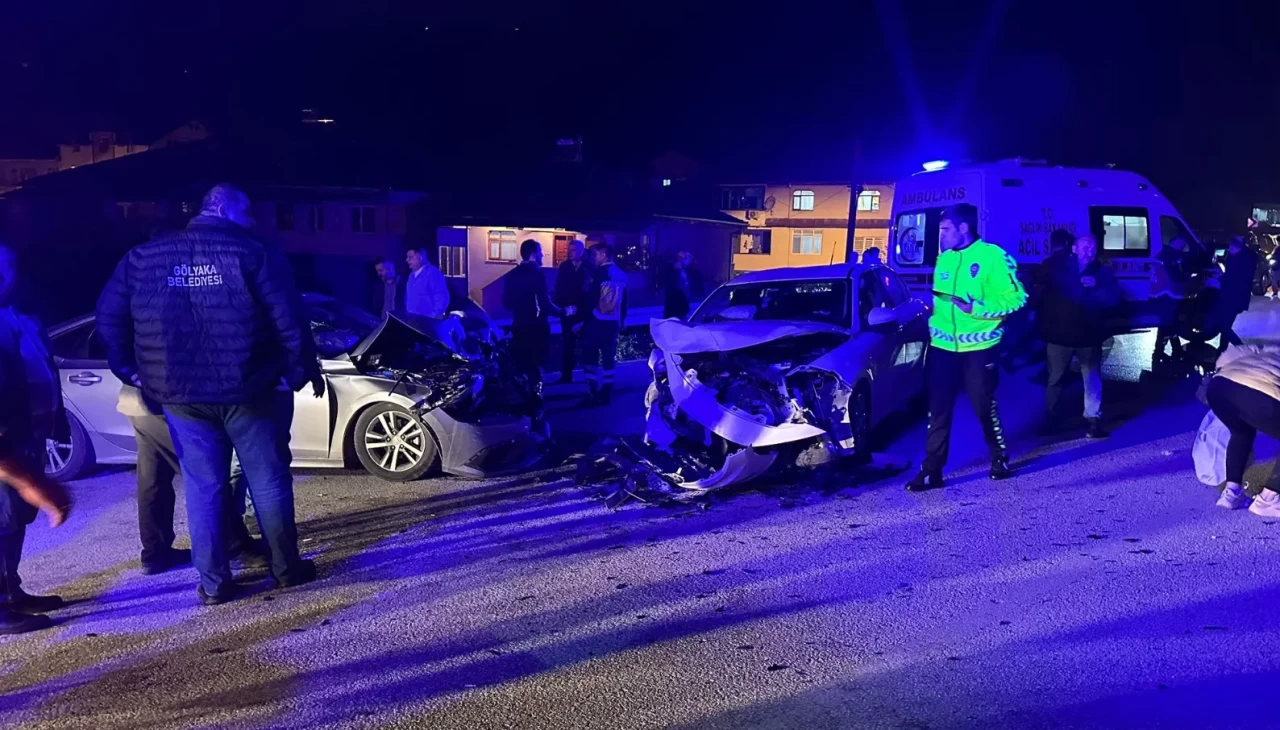 Düzce’de iki otomobil çarpıştı: 7 yaralı