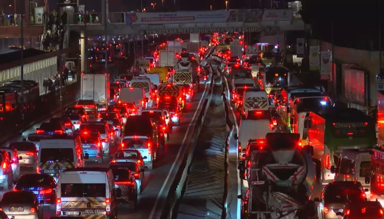 İstanbul trafiğinde kilitlenme: Yoğunluk yüzde 83’e ulaştı