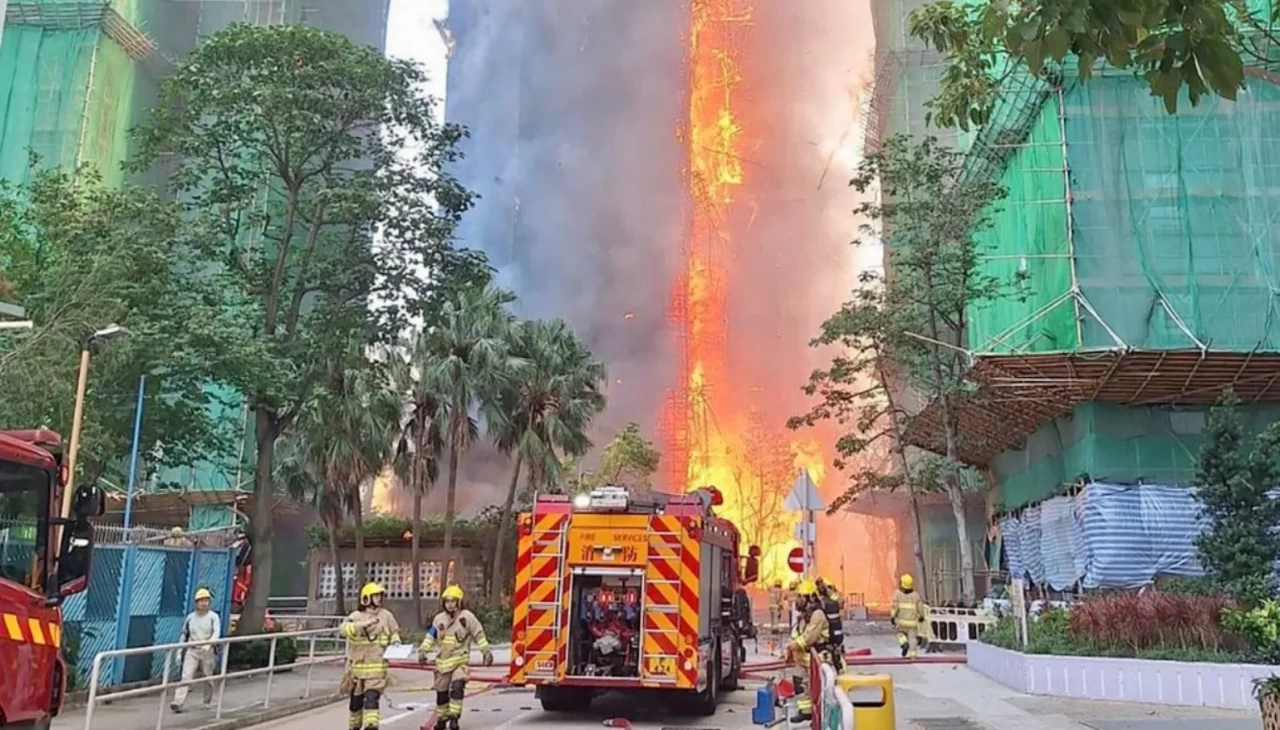 Hong Kong'da gökdelende yangın paniği: 13 ölü, 28 yaralı