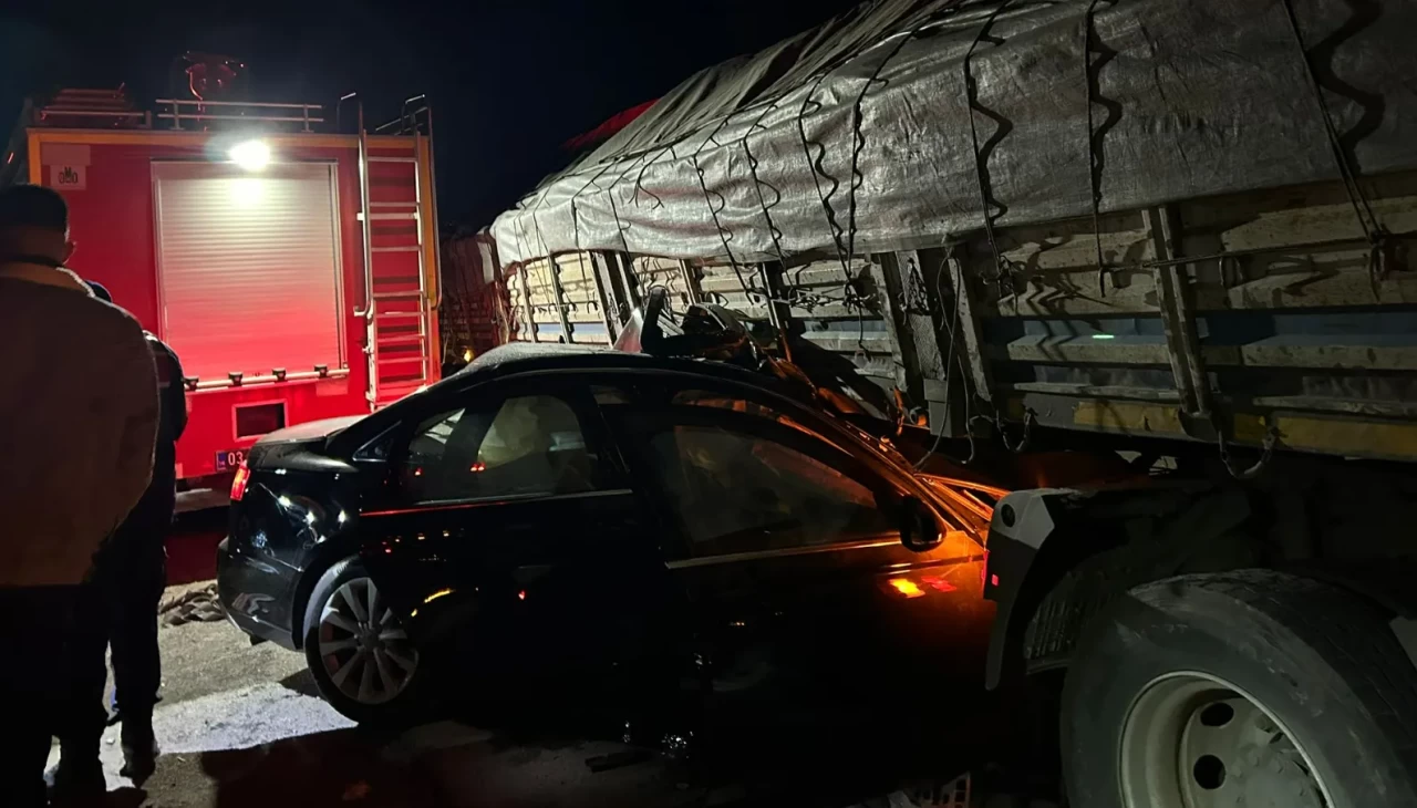 Afyonkarahisar'da tır ile otomobilin çarpıştığı kazada 2 kişi öldü, 2 kişi yaralandı