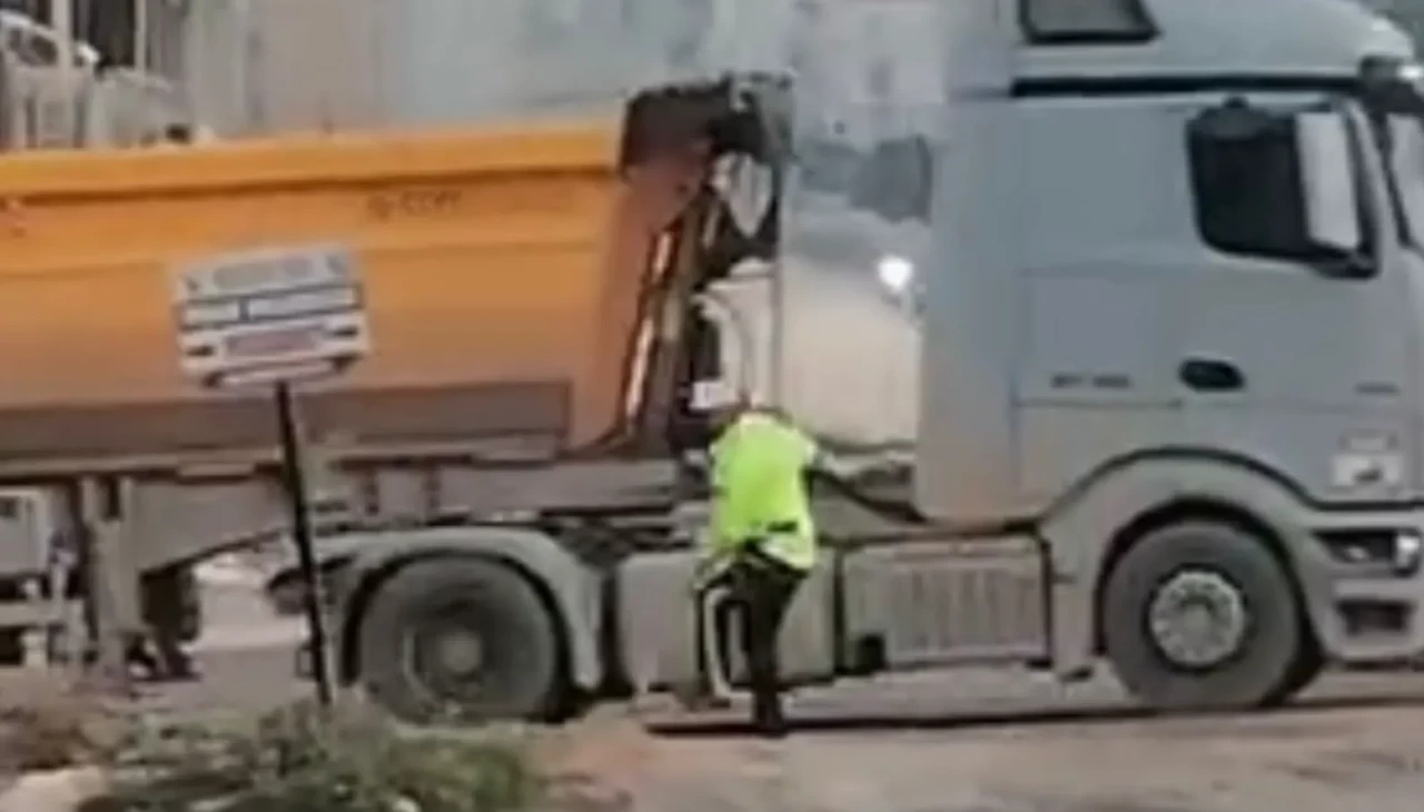 Trafiği kilitleyen çukuru kendi elleriyle kapattı: Hatay’da polis memurundan örnek davranış