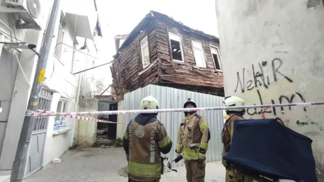 Beyoğlu'nda iki katlı metruk binada çökme
