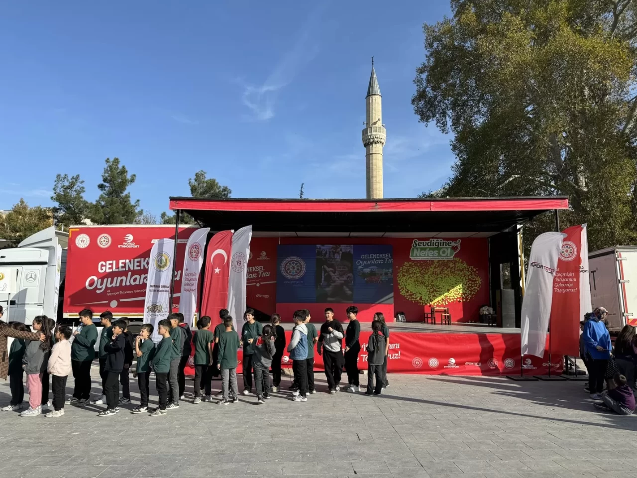 "Geleneksel Oyunlar Tırı" Karaman'da çocuklarla buluştu