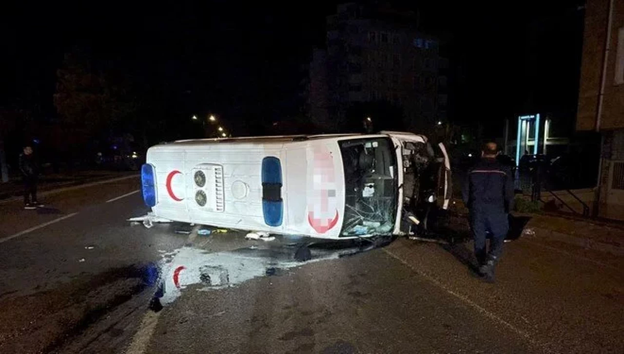 Samsun’da otomobil ile çarpışan ambulanstaki 5 kişi yaralandı