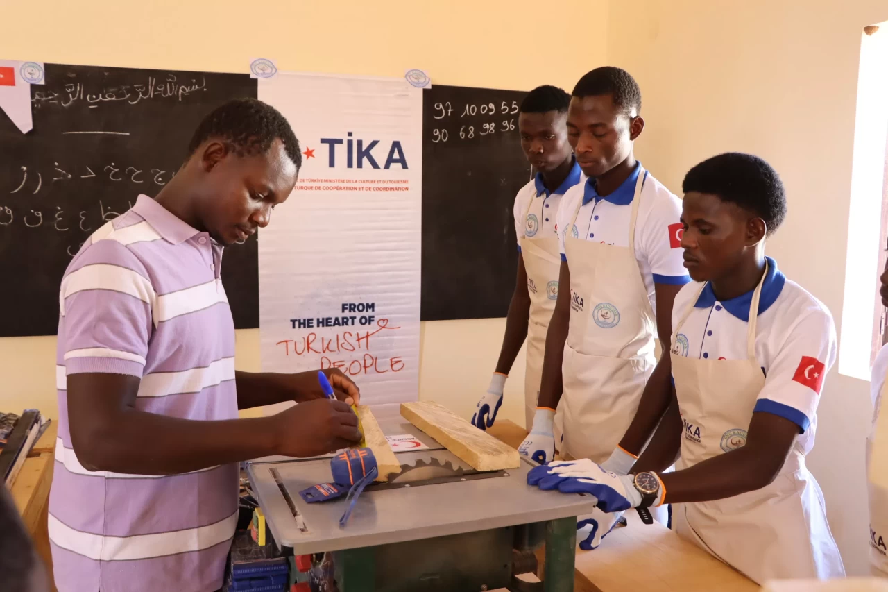 TİKA'dan Nijer'de yetim ve yoksul gençlere marangozluk eğitimi