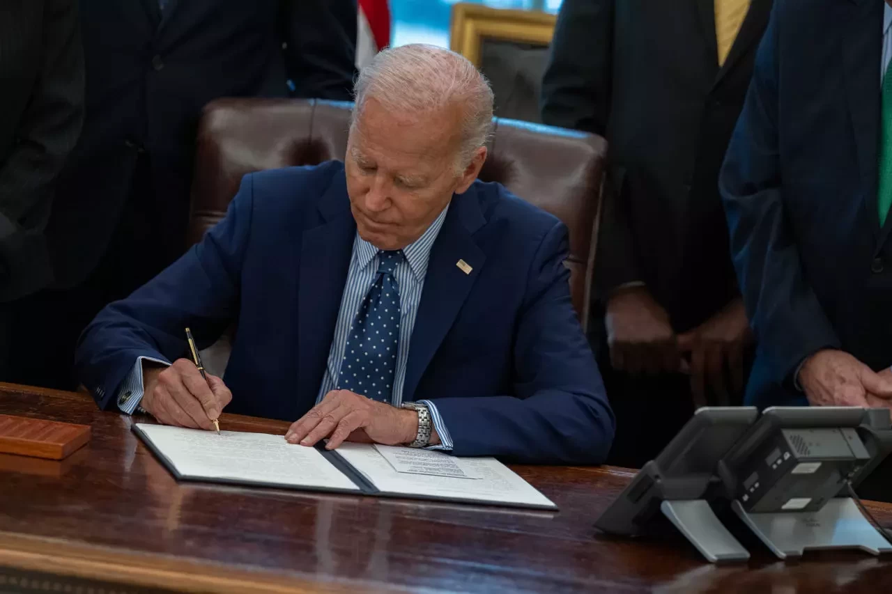 Trump, eski Başkan Biden'ın "otomatik imzayla" onayladığı kararnameleri iptal etti