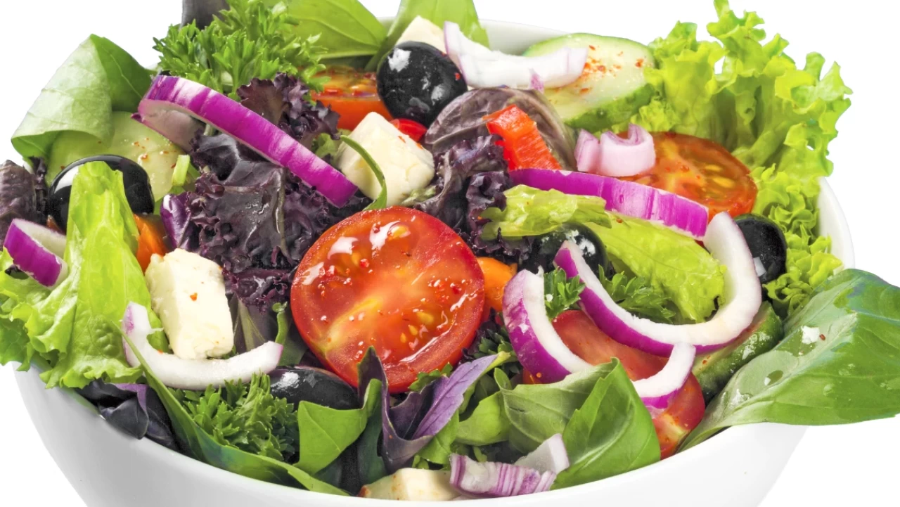 Cildi Işıl Işıl Yapan ve Gençleştiren Salata Tarifi: Dermatologların Önerdiği Lezzetli Formül