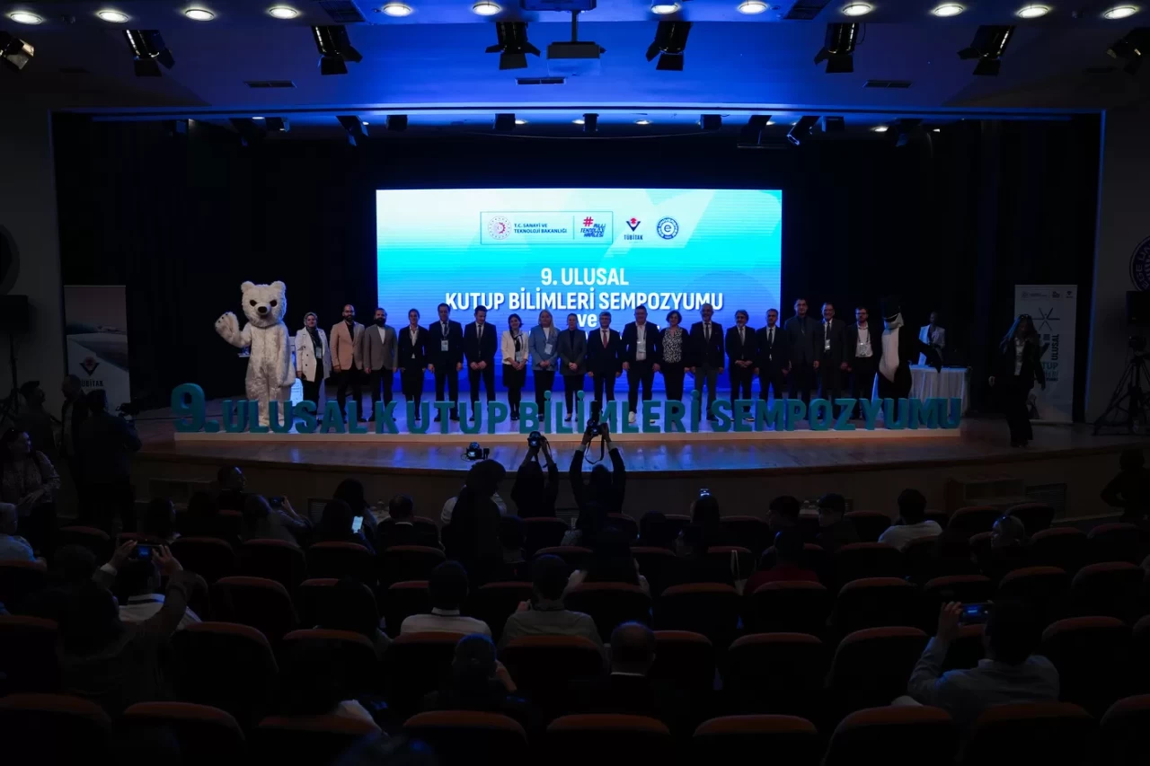 İzmir'de Ulusal Kutup Bilimleri Sempozyumu ve Kutup Şenliği başladı