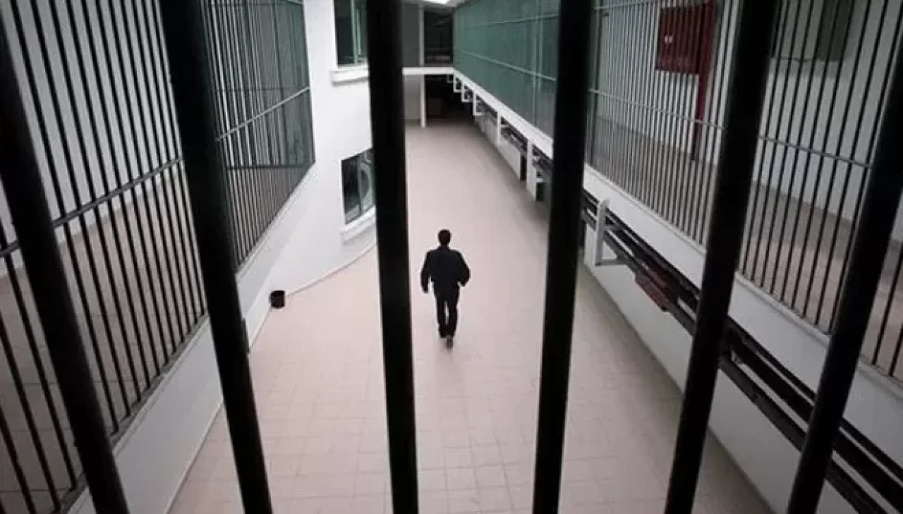 Açık görüşte vahşet: Kızına saldırıp duvara fırlattı