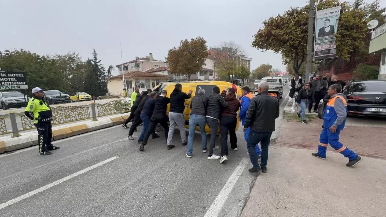 Metrelerce sürüklendi, emniyet kemeriyle hayatta tutundu