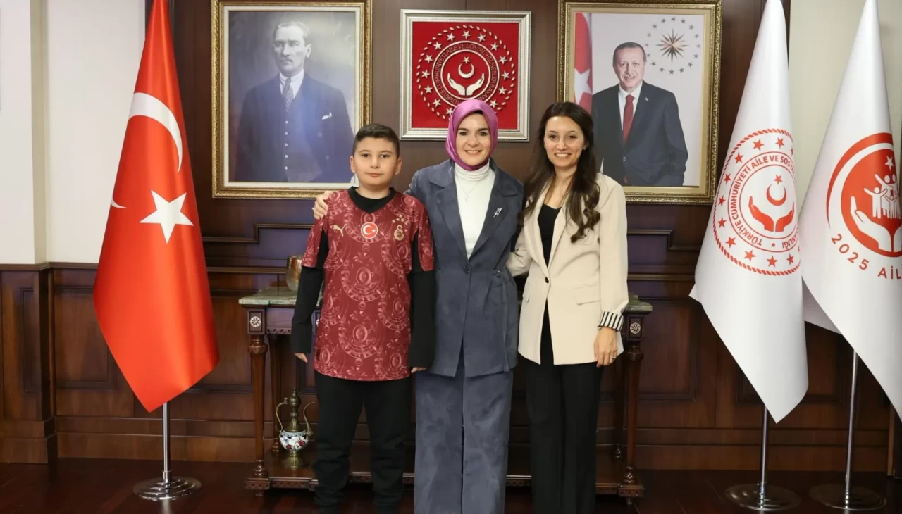 Bakan Göktaş’tan şehit evladına anlamlı ziyaret: Şehit aileleri bizim en kıymetli emanetimizdir