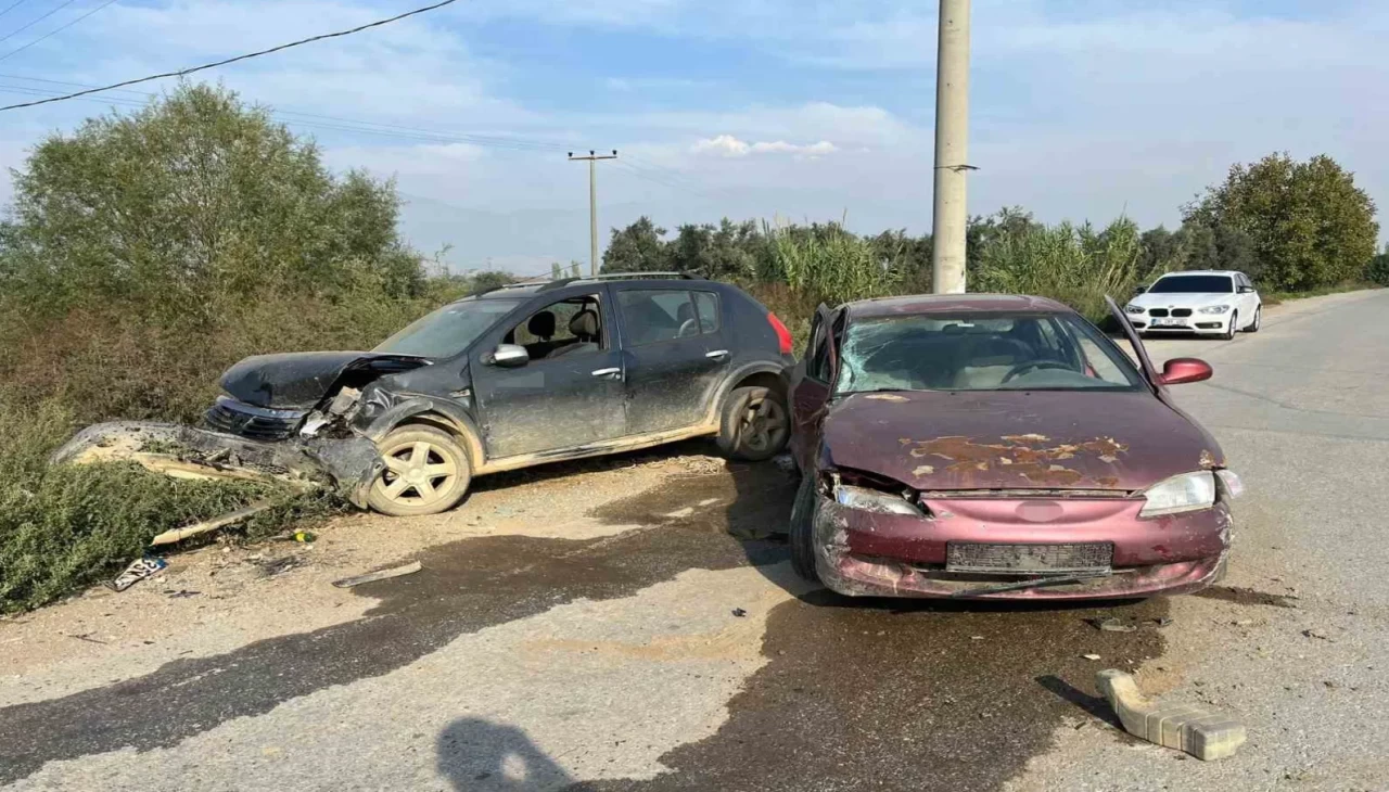 İki araç kafa kafaya çarpıştı: 2 yaralı