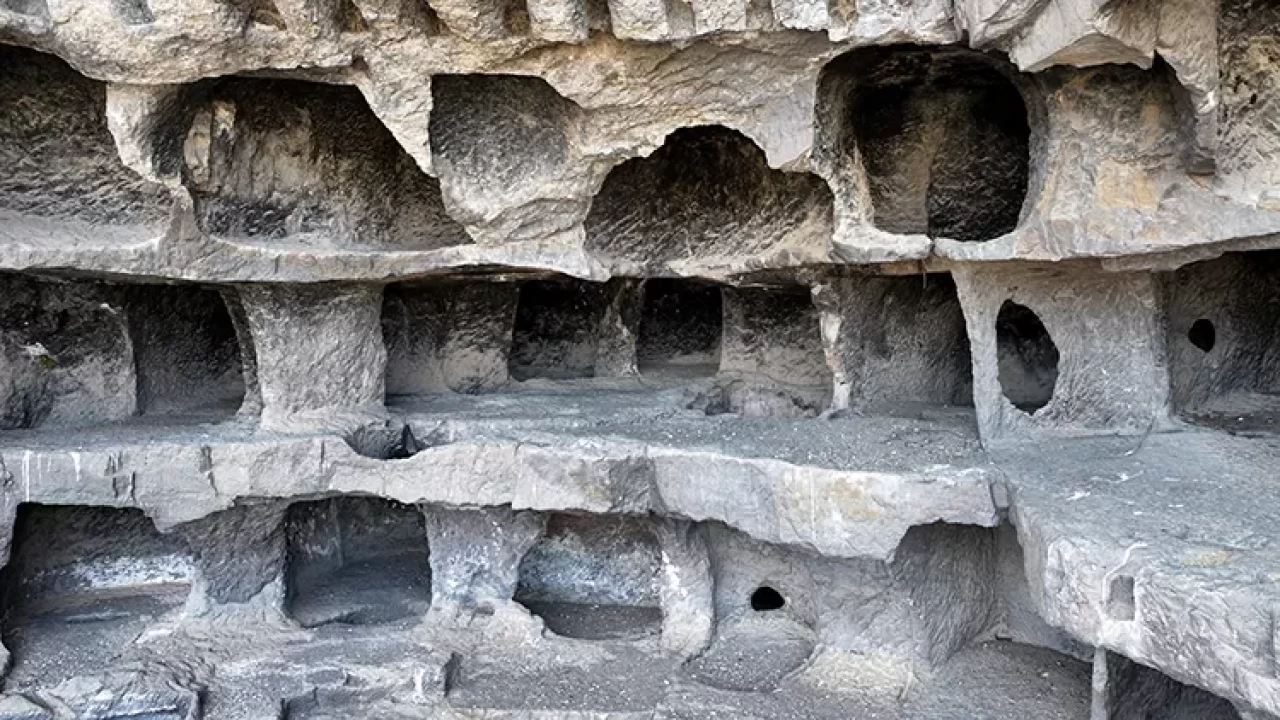 Kayaların içine kurulan 2 bin yıllık "Öksüt Kalesi" zamana direniyor