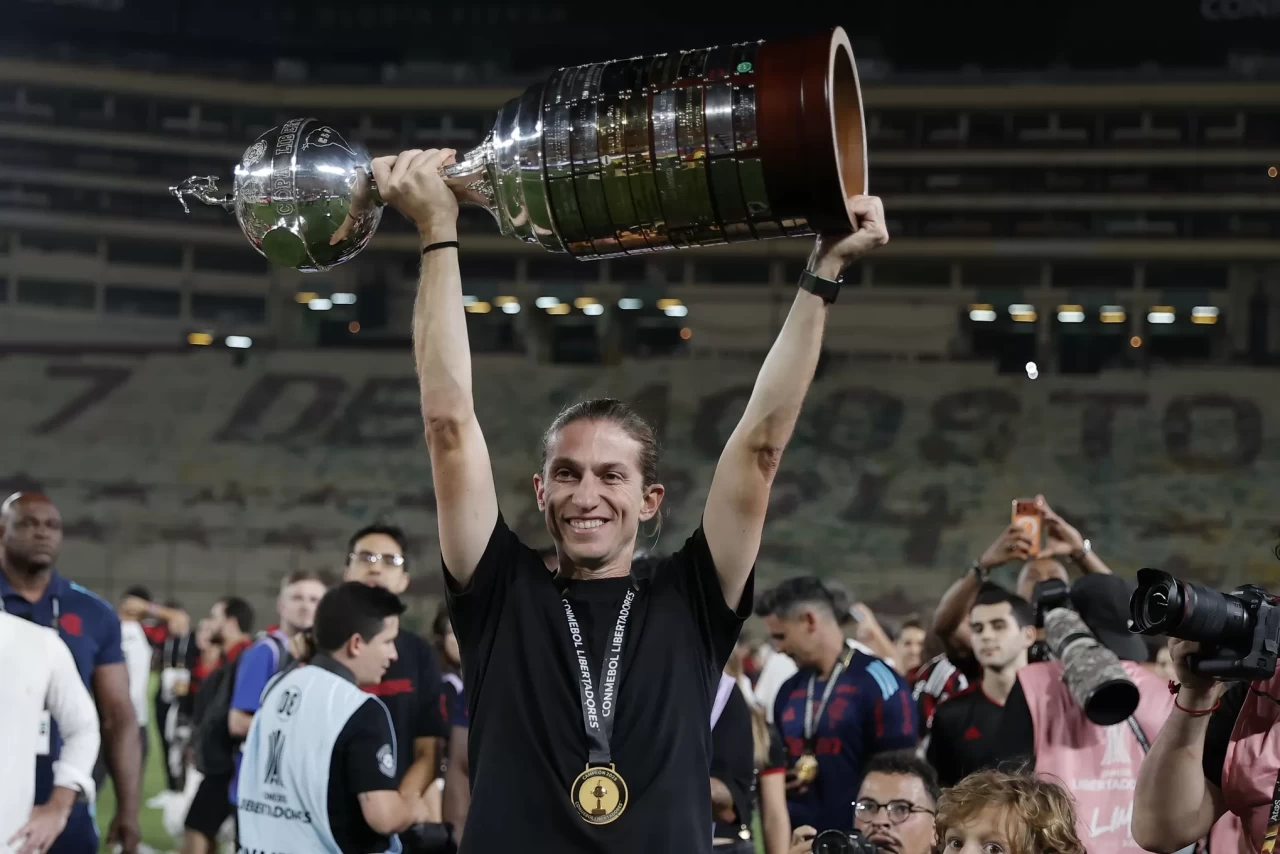 Filipe Luis, Flamengo ile Copa Libertadores zaferiyle kariyerinde beşinci kupayı kazandı