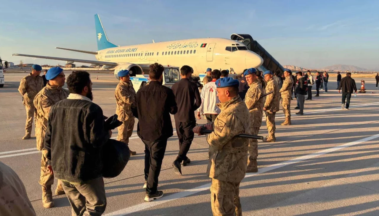 Van’da 300 düzensiz göçmen sınır dışı edildi