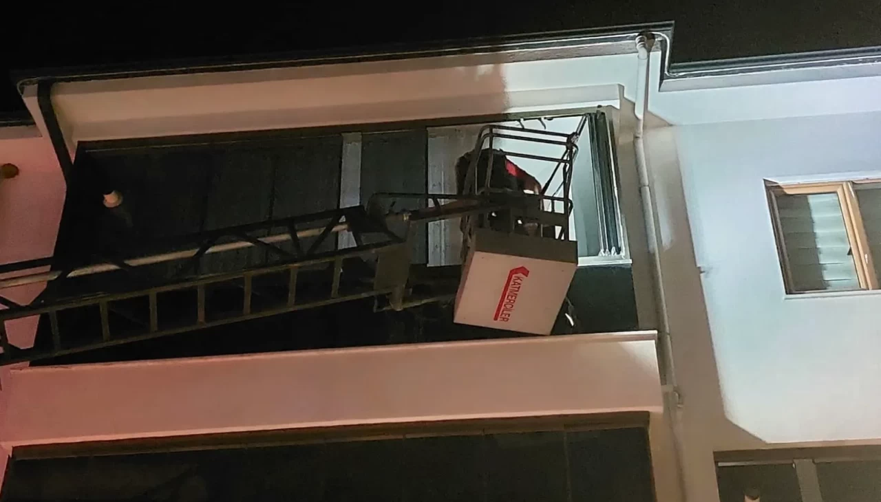Markete gitmek için 4 yaşındaki çocuğunu evde yalnız bıraktı: Kilitli kalan küçük çocuğu itfaiye kurtardı