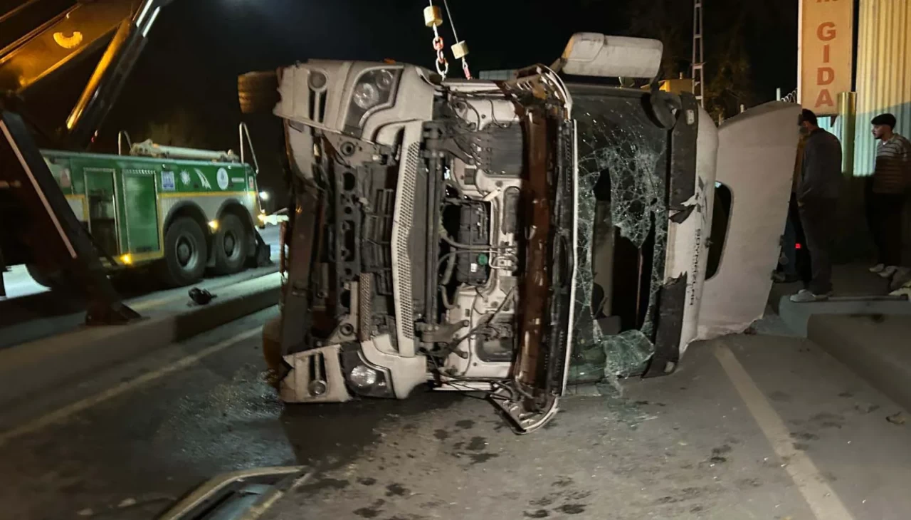 Eyüpsultan’da hafriyat kamyonu kontrolden çıkıp devrildi: şoför yaralandı