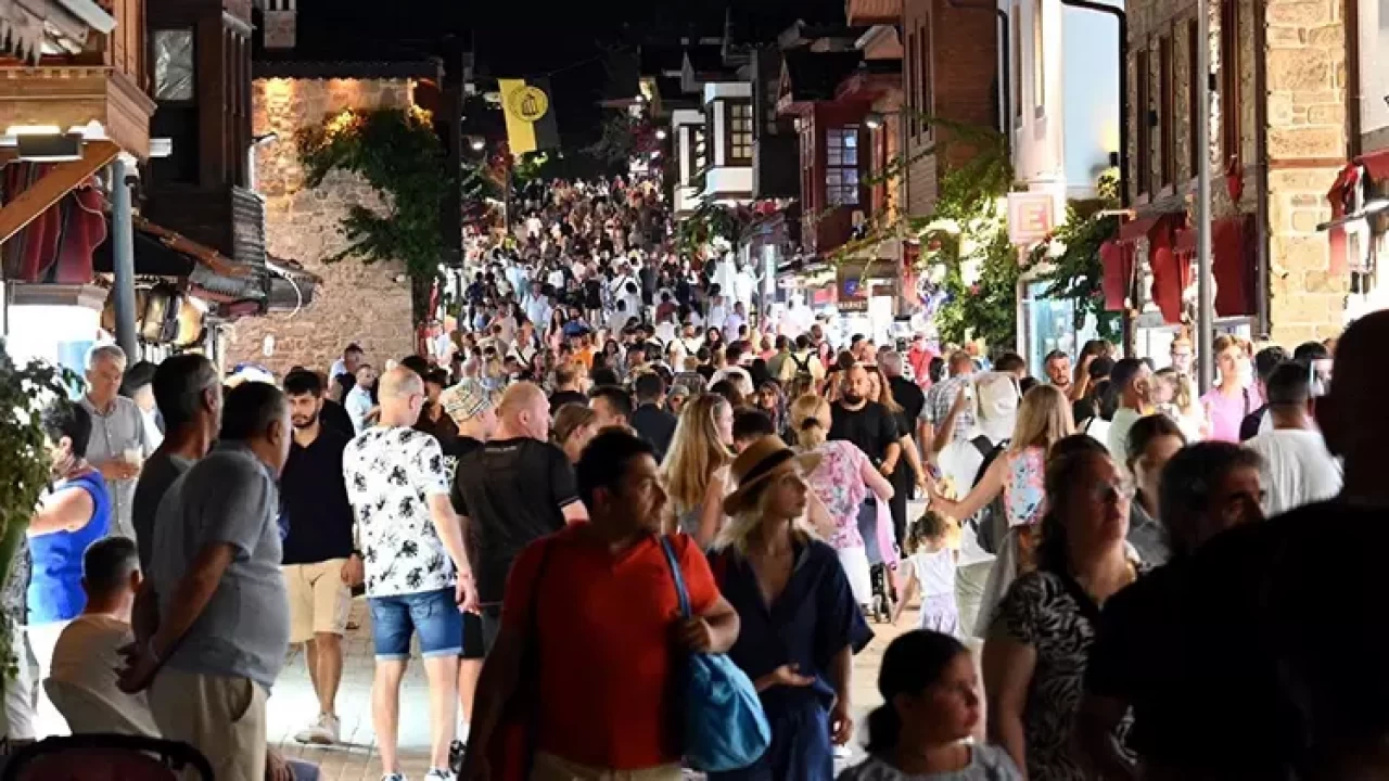 Antalya, tüm zamanların en yüksek ekim ayı ziyaretçi rekorunu kırdı