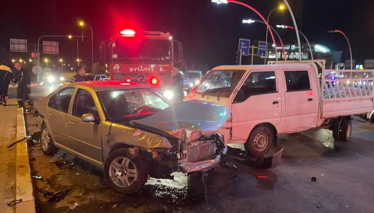 Karaman’da üç araç kavşakta çarpıştı: 1 kişi yaralandı