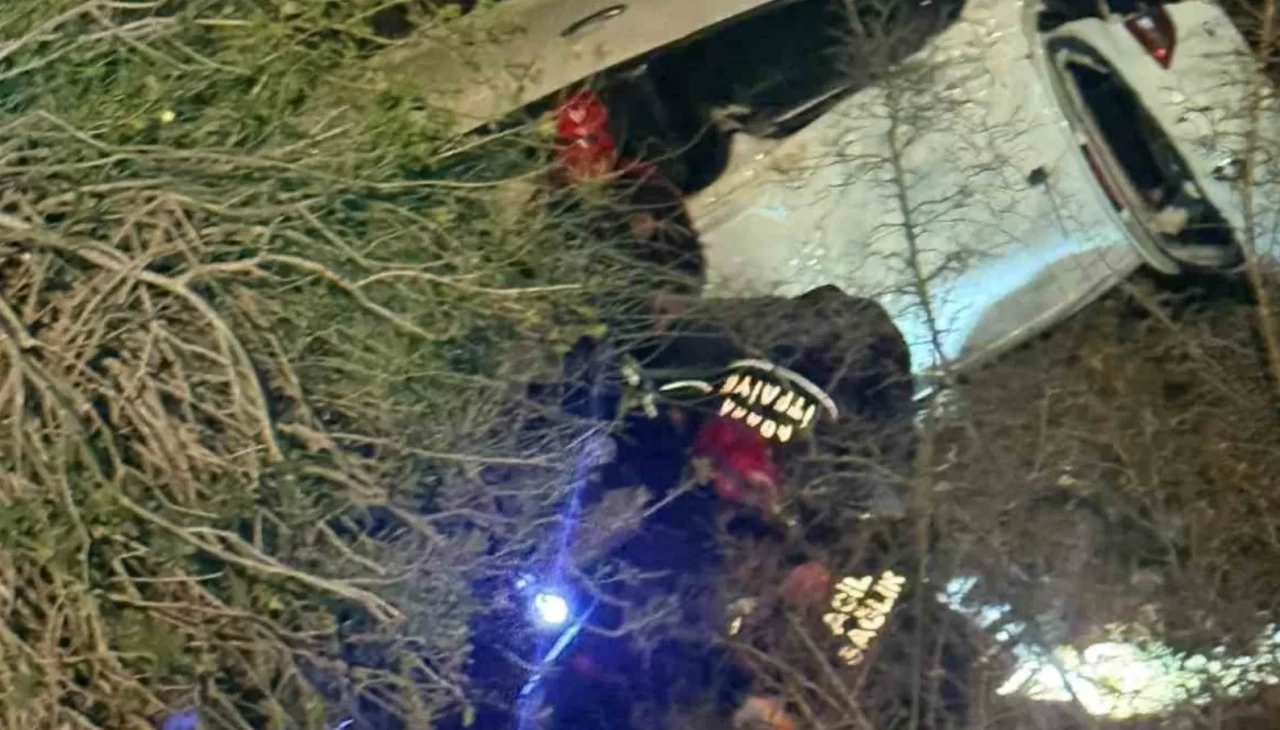 Adana’da otomobil şarampole devrildi: Sürücü halat yardımıyla kurtarıldı