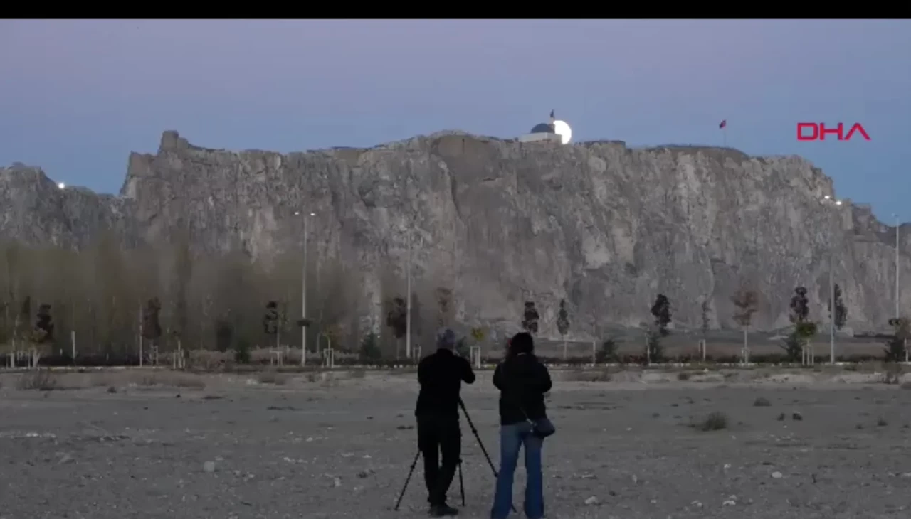 Van semalarında büyüleyici manzara: Kasım Dolunayı göz kamaştırdı