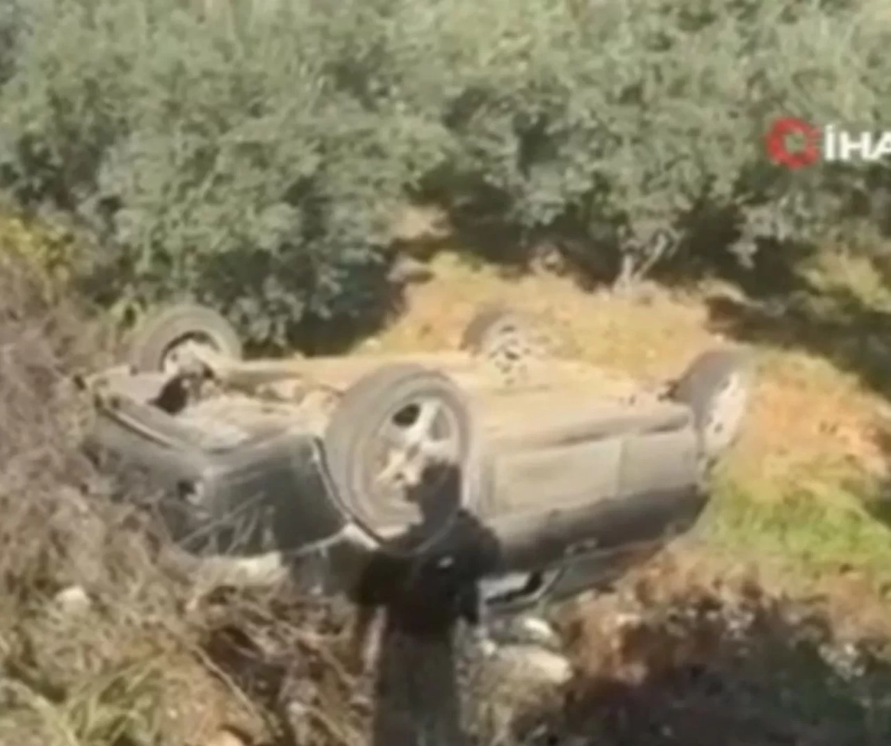 Osmaniye’de otomobil şarampole yuvarlandı: Anne ve 5 yaşındaki çocuğu yaralandı