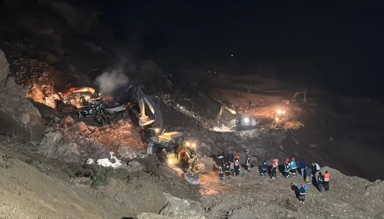 Fatsa’daki göçükte iş makinesine ulaşıldı! 2 kişi enkaz altında kaldı