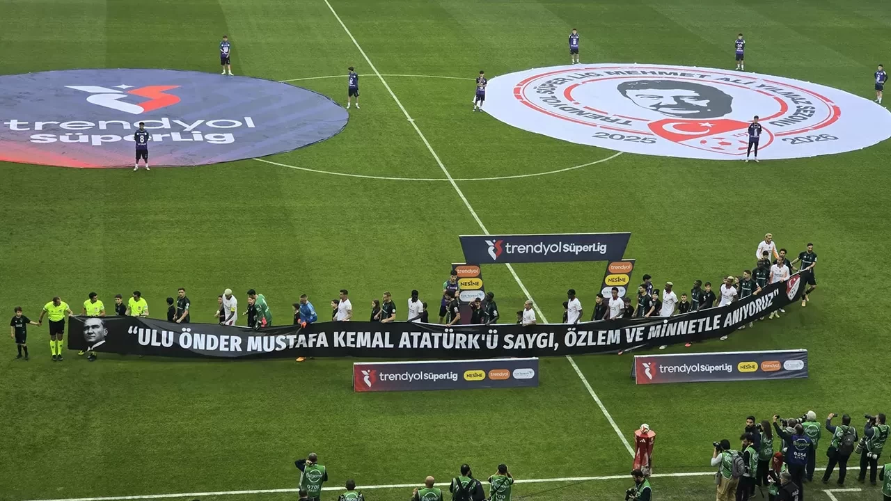 Kocaelispor ve Galatasaraylı futbolcular, 10 Kasım’da Atatürk’ü andı