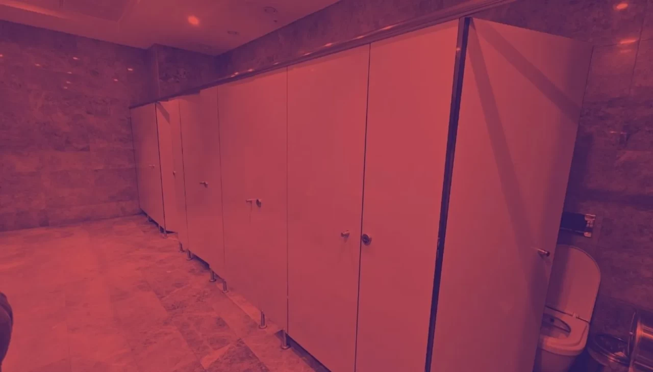 Tuvalette korku dolu anlar! Bayan tuvaletinde cep telefonuyla görüntü almaya çalıştılar