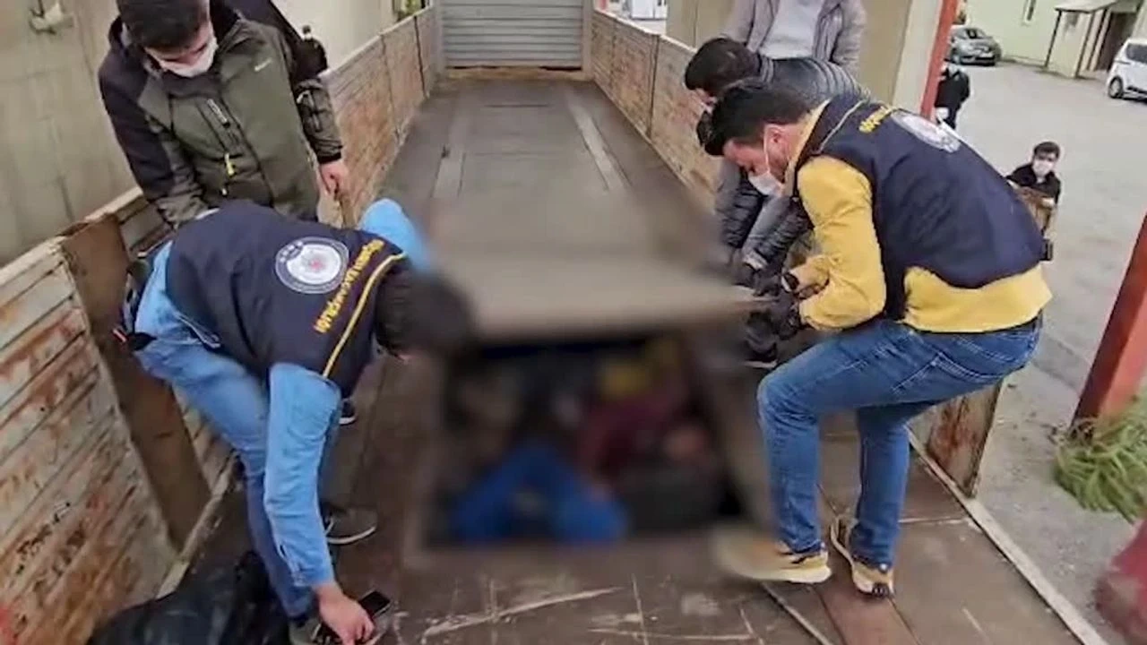Tırın dorsesindeki gizli bölmede 20 düzensiz göçmen yakalandı