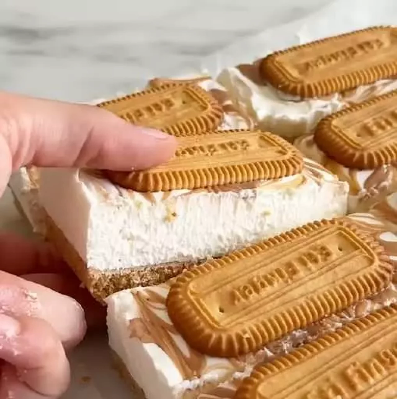 Beyaz Çikolatalı Krem Badem Dilimleri Tarifi: Evde Pratik ve Şık Tatlı