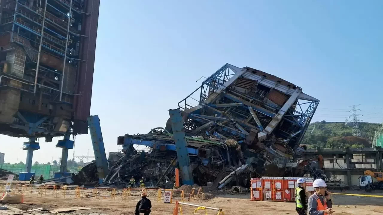 Güney Kore’de termik santralde kazan kulesi çöktü: 7 kişi enkaz altında