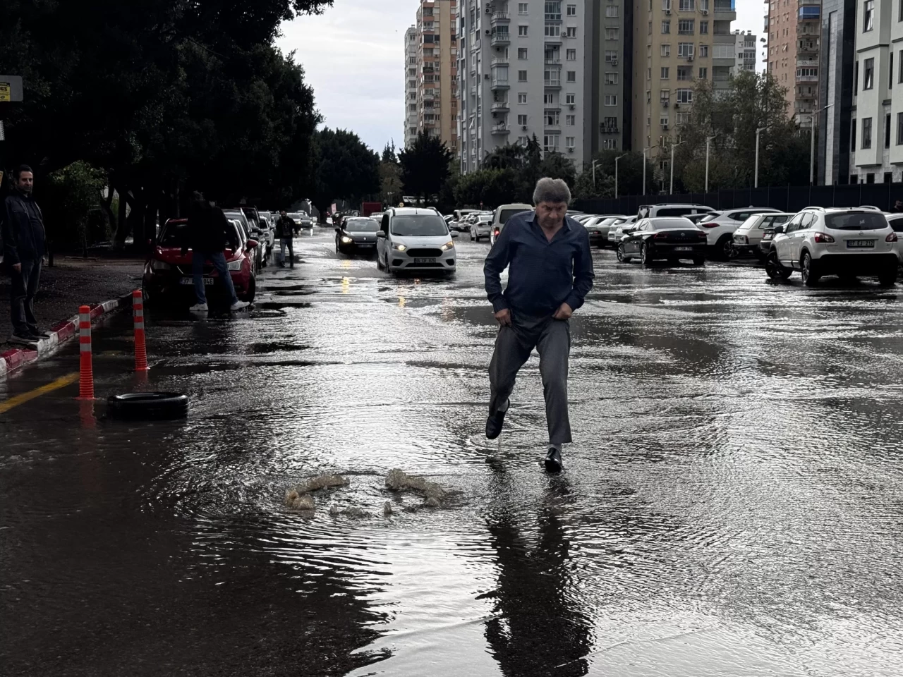 Antalya'da şiddetli sağanak yağış yolları göle çevirdi: Seralar hasar gördü