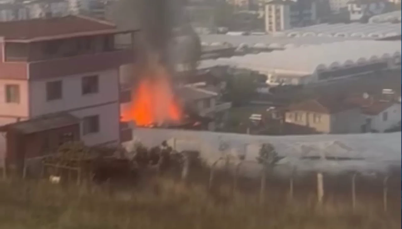 Yalova’da 2 katlı evde yangın: Bina kullanılamaz hale geldi