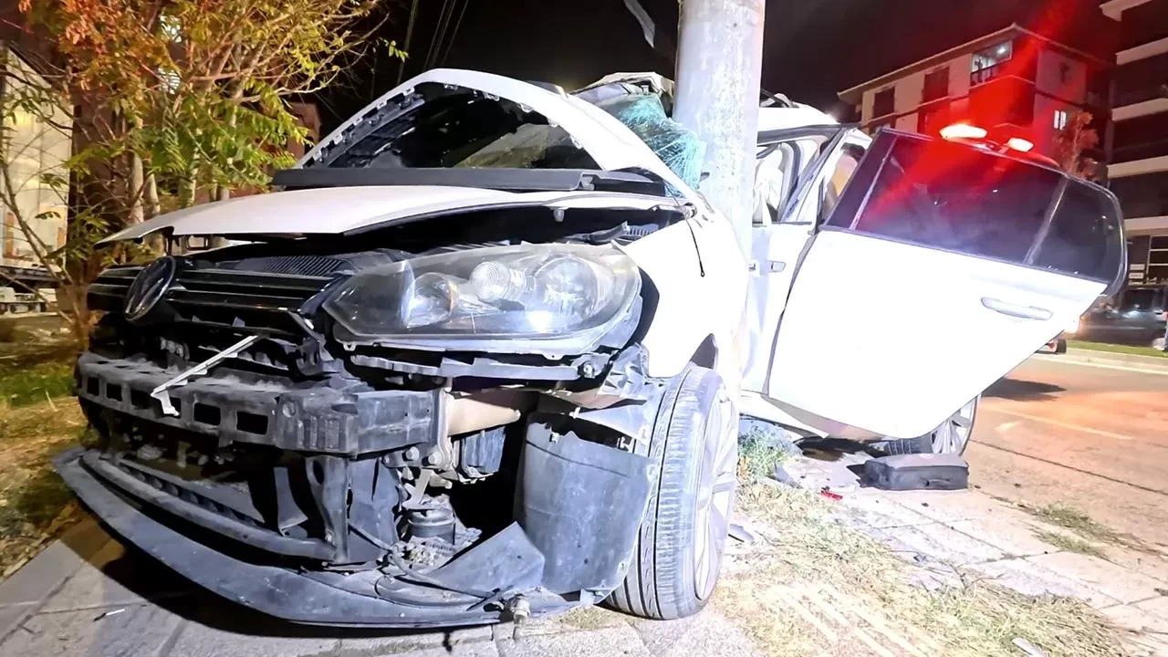 Kontrolden çıkan araç elektrik direğine saplandı