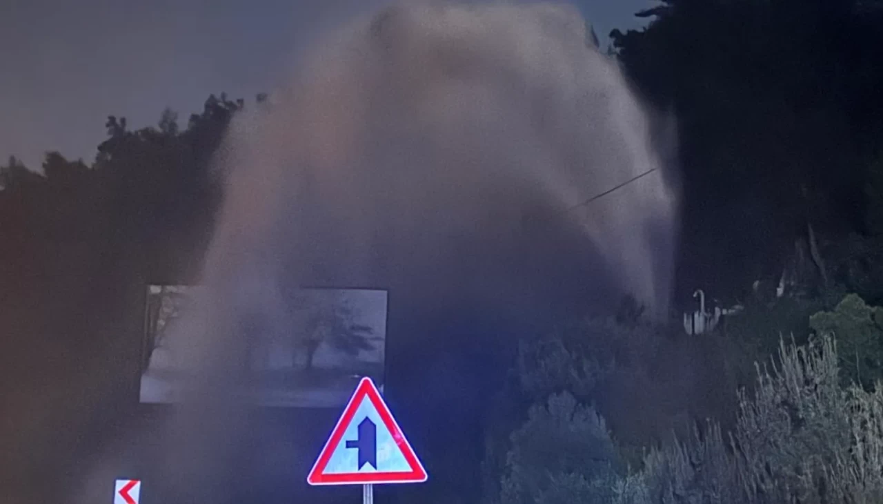 Bodrum’da ana su hattı patladı: Tonlarca su yola aktı
