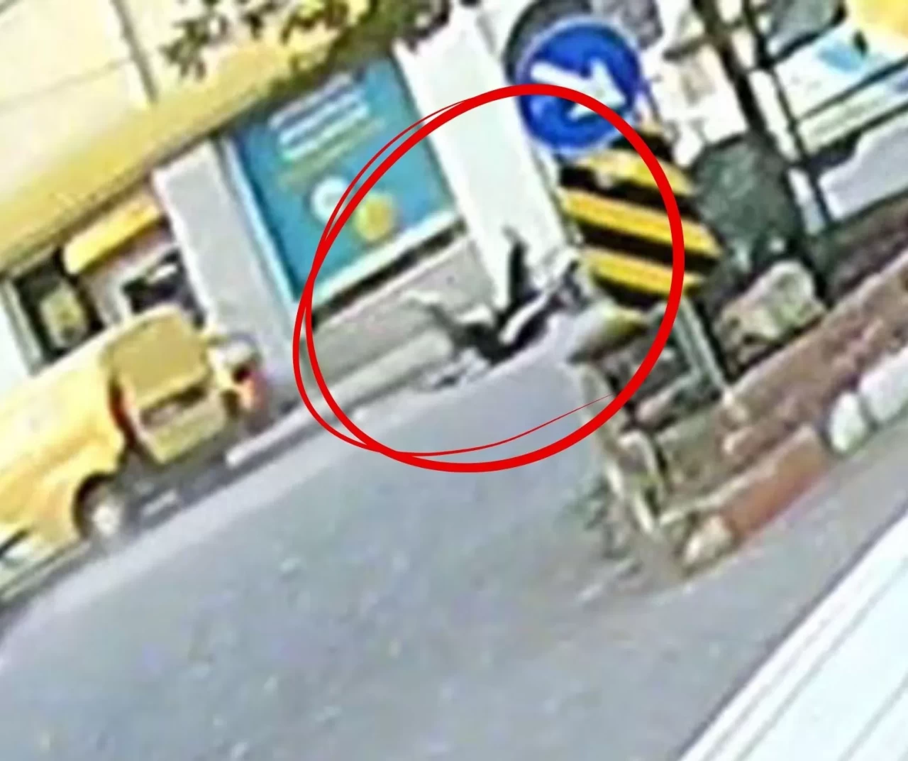 Denizli'de akıl almaz kaza: Sinyali koluyla verince motosikletliyi yere düşürdü