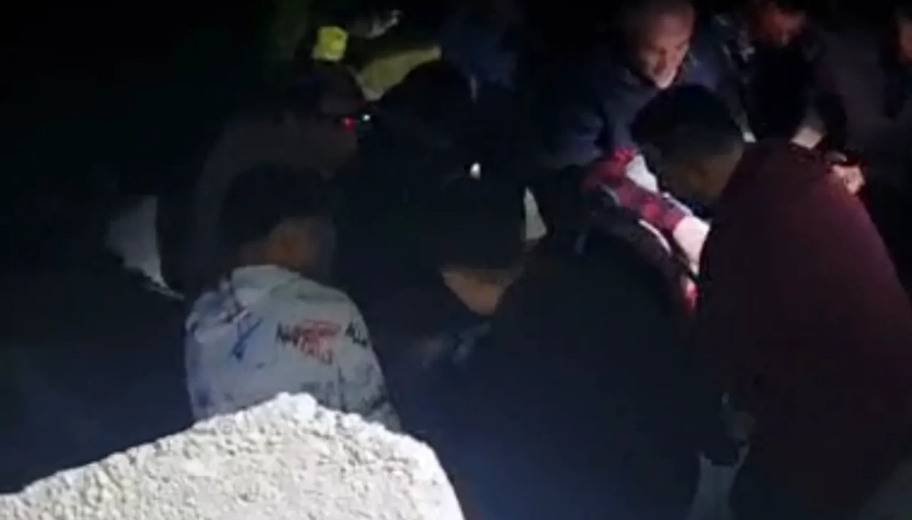 Hatay’da genç kız limanda kayalıklardan denize düştü: Durumu ağır