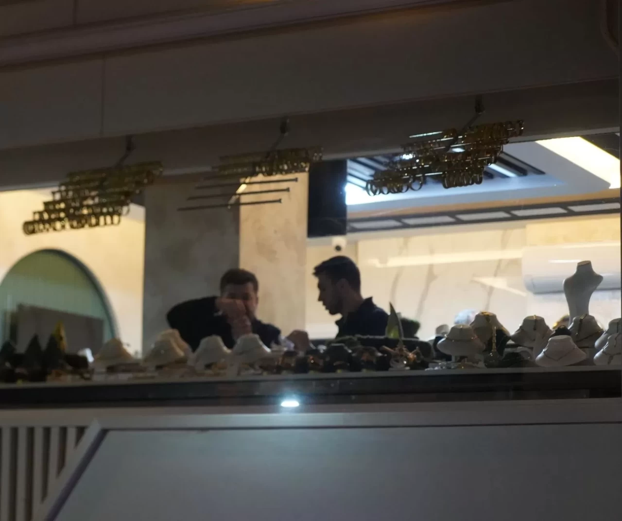 Facianın eşiğinde: Kuyumcu çatlayan binadaki ziynetleri dakikalar içinde boşalttı