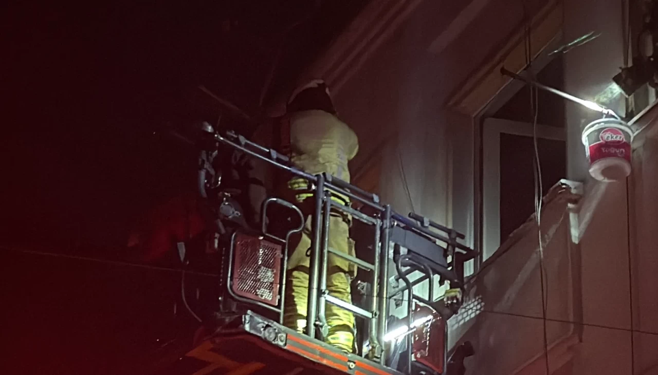 Beyoğlu’nda bodrum katta yangın paniği: 4 kişi mahsur kaldı